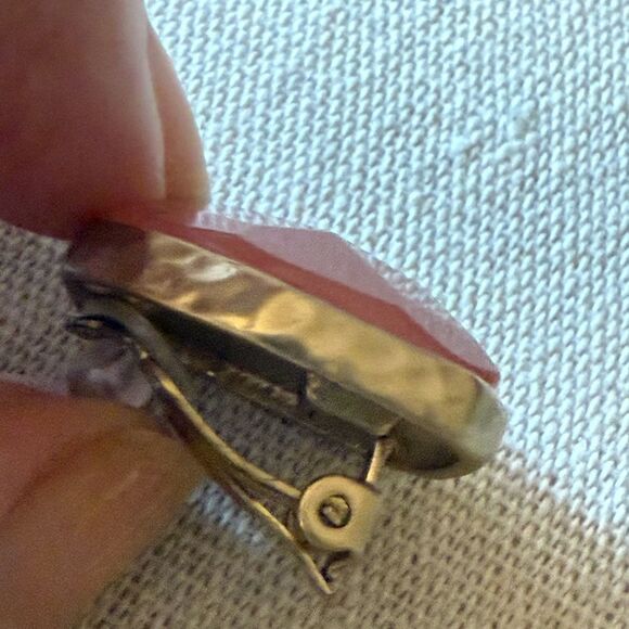 Faceted Agate Carnelian Gold-tone Stretch Bracelet & Clip on Earrings. - Picture 6 of 9